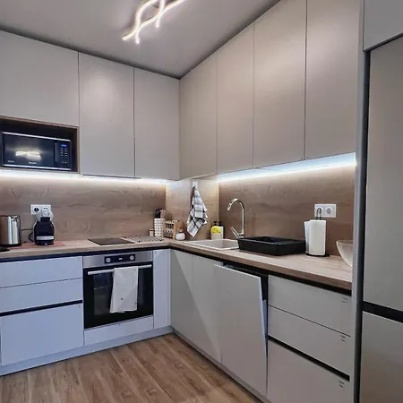 Apartman Rumy Apartment - 1 Bedroom - Private Parking Spot, Fast Wi-Fi And Coffee-Tea Corner *